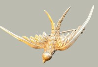 Auktion 369<br>Silberschwalbe als Brosche S-835-, rote Augen, B-6 cm, 8,2 gr.