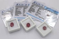 Auktion 369<br>3x Rubine, erhitzt, zus. ca. 15ct, anbei KGCL-Zertifikate