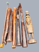 Auktion 369<br>7x Afrika-Schnitzereien, 1x Gerte, 1 Figur, div. Schlagst&ouml;cke??