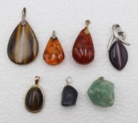 Auktion 369<br>7x div, Ketten-Anh&auml;nger, u.a. Bernstein, Tigerauge etc., ca. L- max. 4,5cm.