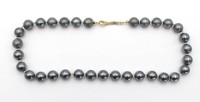 Auktion 369<br>Perlenkette mit 585er GG Schlie&szlig;e, grau gef&auml;rbt, ca. L-48cm D-ca. 1-1,1 cm, einzeln geknotet?