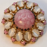 Auktion 369<br>goldfarbene Brosche mit weissen und rosa Steinen,, D-3 cm