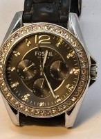 Auktion 369<br>Quartz DAU "Fossil" Nr. ES-2345 25119, L&uuml;nette besetzt mit Zirkonen, Kautschukband