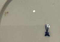 Auktion 369<br>Meissen Teller Blume 3 mittig Goldrand Durchmesser 22cm,  Schwerter durchschliffen