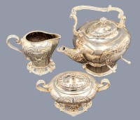 Auktion 369 / Los 11082 <br>3 tg. grosser Teekern, plated, gut erhalten "Art-Krupp" Berndorf, Kanne (2,2L) mit Henkel H-28 cm, Rechaud fehlt, massive Ausf&uuml;hrung