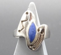 Auktion 369<br>Silberring 925/000 ( Punziert ), gefasst mit einem Lapislazuli?, Gewicht: 6,7 g. RG: 61.