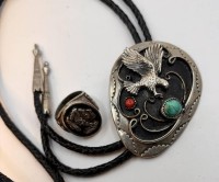 Auktion 369<br>Lederband mit gr. Navajo-Anh&auml;nger und massiver Ring mit Indianerkopf, beide nur versilbert, an Lederband