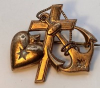 Auktion 369<br>antike Double-Brosche "Glaube-Liebe-Hoffnung", kl. Perlchen oder Stein fehlt, 3x3 cm