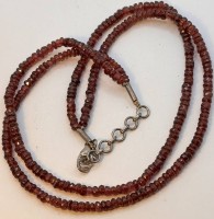 Auktion 369<br>2 reihige Granat-Halskette mit Silber-925- Schliesse, L-max. 45 cm, 33 gr
