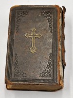 Auktion 369 / Los 3071 <br>2 Gebetsb&uuml;cher, 1851 und 1868, Gebrauchsspuren, 1x Buchr&uuml;cken besch&auml;digt, fleckig