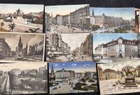 Auktion 369<br>&uuml;ber 60 alte Postkarten, alle Vorkrieg, hpts. Wien-Ansichten sowie div. leicht bekleidete M&auml;dchen, grossteils gelaufen, anbei ein Schulsparbuch