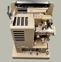 Auktion 369<br>Vintage Siemens 16mm Filmprojektor , Objektiv Meyer G&ouml;rlitz 50mm in orig. Holzkasten, mit Beschreibung
