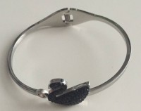 Auktion 369<br>Swarovski Armreif (Schwan) Silberfarben (Rhodiniert) mit schwarzen Kristallen Praktischer Klappverschluss  in gutem Zustand