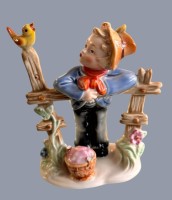 Auktion 370 / Los 9002 <br>Junge am Zaun "Cortendorf" bemalt, H-12 cm