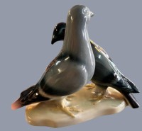 Auktion 370 / Los 9003 <br>Taubenpaar von "Cortendorf" bemalt, H-15 cm, L-21 cm