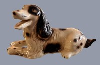 Auktion 370 / Los 9004 <br>liegender Cocker-Spaniel, bemalt, H-13 cm, L-24 cm