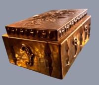 Auktion 370<br>massiver Bronze-Kasten mit Blumenrelief, H-8,5 cm,  19x12,5 cm