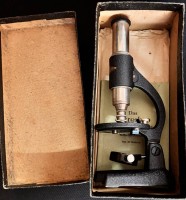 Auktion 370<br>kl. Tisch-Mikroskop in Pappschachtel, H-ca. 18 cm