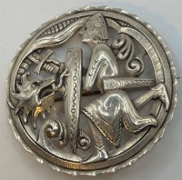 Auktion 370<br>gr. massive Silberbrosche-830- "Hl. Georg", D-5,5 cm, 24,5  gr