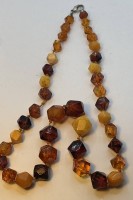 Auktion 370 / Los 1021 <br>multicolor Bernsteinkette, facettiert, L-ca. 50 cm, 25,1 gr.