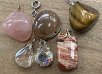 Auktion 370<br>6x div. Stein-Anh&auml;nger