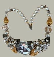 Auktion 370<br>Modeschmuck Collier mit Perlen und facett. klaren Centerstein, wohl Glas, L-ca. 43 cm