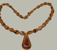 Auktion 370<br>Bernstein Collier, L-ca. 40 cm mit Anh&auml;nger, ca. 65 gr.