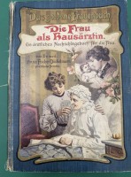 Auktion 370<br>"Die Frau als Haus&auml;rztin" um 1900, Jugendstil-Einband mit Gebrauchsspuren, Seiten etwas fleckig,  ansonsten gut erhalten