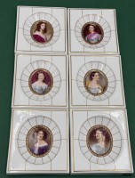 Auktion 370 / Los 8003 <br>6x Portrait Miniaturen, Kunstdrucke auf  "Heinrich" Porzellan, 11x10 cm, 1x Abplatzer am unteren Rand-Galerie der Sch&ouml;nen, verso betitelt