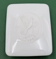 Auktion 370 / Los 8006 <br>flache Deckeldose (Zigaretten?) "Rosenthal" weiss mit Vogelrelief, H-4,5 cm, 12x10 cm