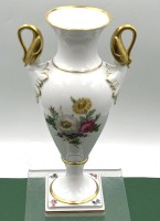 Auktion 370 / Los 8011 <br>Schwanenhalsvase "Kaiser" Decor Gloria, Gold mit Blumen, H-29 cm