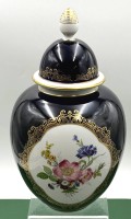 Auktion 370 / Los 8013 <br>grosse Deckelvase "Weimar" Kobalt mit Gold und Blumen, H-38 cm