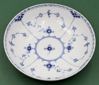 Auktion 370 / Los 8017 <br>Schale "Royal Copenhagen" Muselmalet Halbspitze, H-5,5 cm, D-21 cm