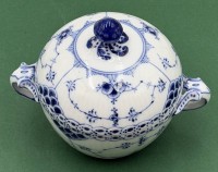 Auktion 370 / Los 8022 <br>gr. Deckeldose "Royal Copenhagen" Halbspitze,  H-12,5 cm, D-11 cm (ohne Griffe)