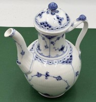 Auktion 370 / Los 8023 <br>Kaffeekanne "Royal Copenhagen" uselmalet Halbspitze, H-25 cm
