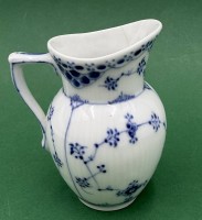 Auktion 370 / Los 8024 <br>Sahnek&auml;nnchen "Royal Copenhagen" Halbspitze, H-10 cm, kurzer Altriss