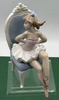 Auktion 370 / Los 8029 <br>sitzende kleine Ballerina "Lladro" Spanien, H-23 cm