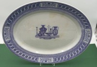 Auktion 370 / Los 9007 <br>grosse ovale Platte mit Blaumalerei "Etruscian Vases", wohl England, 19.Jhd., 47x38 cm