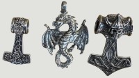 Auktion 370<br>3x gr. Anh&auml;nger, Kelten/Wikinger-Schmuck, Drache, 2xThor Hammer, alles versilbert, H-max. 6 cm