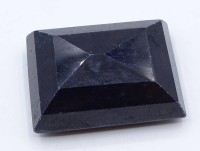 Auktion 370<br>Opaker Saphir 130 ct, Rechteckig facettiert, 32 x 24 mm, mit Gebrauchsspuren