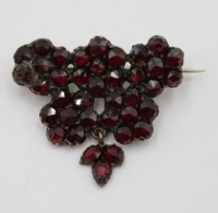 Auktion 370<br>alte Granatbrosche, um 1900, 3 x 2,5cm., wohl Tombak