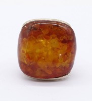 Auktion 370<br>schwerer Silberring gefasst mit einem Bernstein in 925/000 Silber, Gewicht: 17,8 g. RG: 52