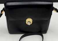 Auktion 370 / Los 13011 <br>kl. schwarze Leder-Handtasche, neu und ungetragen aus Gesch&auml;ftsaufl&ouml;sung, wie auch die folgenden ca.  15 St&uuml;ck; 18x16 cm