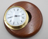 Auktion 370 / Los 2017 <br>Wanduhr im martime Look, auf Holz, nicht verschraubt, ca. D-27cm Uhr D-15,5cm, Batteriewerk l&auml;uft