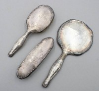 Auktion 370 / Los 11007 <br>3tlg. Friesierset, versilbert, Handspiegel mit Druckstelle und F&uuml;llung gebrochen, ca. L-28,5cm