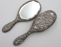 Auktion 370<br>Handspiegel und Kleiderb&uuml;rste, Silber gepr., &auml;lter, ca. L-23cm