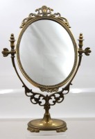 Auktion 370<br>hoher Tischspiegel, Messing, ca. H-49,5cm