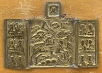 Auktion 370 / Los 15017 <br>kl. Bronze   Reisealter, 3 teilig, klappbar, Russland, auf Holzplatte, Alters-und Gebrauchsspuren, 13,5x11  cm