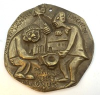 Auktion 370 / Los 15021 <br>Bronze Plakette "Auch Fromme m&uuml;ssen lachen" Pfarre Albert Magnus, D-8 cm