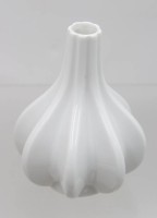 Auktion 370<br>kl. Vase, Tettau, Wei&szlig;porzellan, ca. H-11,5cm